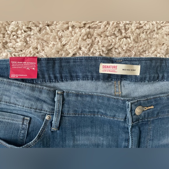 Women's Boot Cut Signature Levi Strauss Jeans - Picture 3 of 4